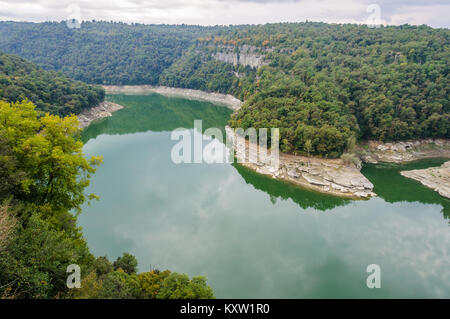 Vue aérienne de l'eau verte dans la Sau réservoir, Catalogne, Espagne Banque D'Images