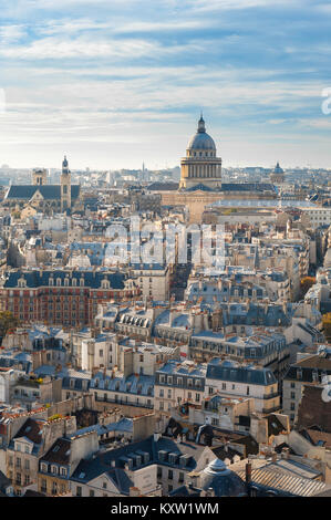 Panthéon de Paris, vue aérienne sur les toits de la Rive Gauche (Rive Gauche) de Paris vers le Panthéon, France. Banque D'Images