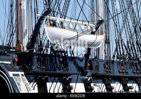 Aka baleinière sauvetage sur le quarterdavits historique de l'USS Constitution à Charlestown, Boston Massachusetts Banque D'Images