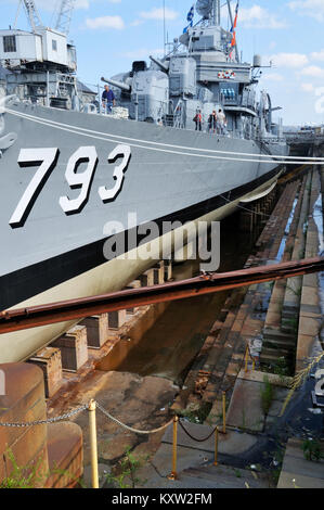 WW II destroyer USS Cassin Young en cale sèche au chantier naval de Charlestown, accueil de l'USS Constitution Museum Banque D'Images