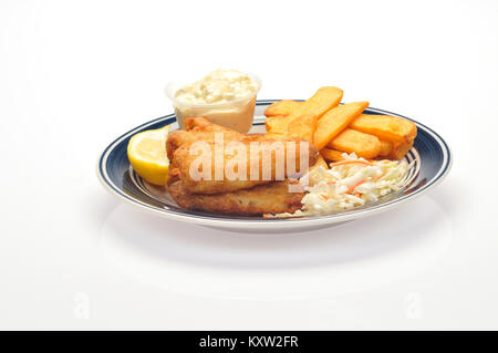 Le poisson frit et frites avec une pointe de citron, de choux et de la sauce tartare sur plaque bleu et blanc sur fond blanc, cut out Banque D'Images