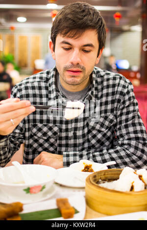 Étranger bénéficiant de plats chinois dans le restaurant Banque D'Images