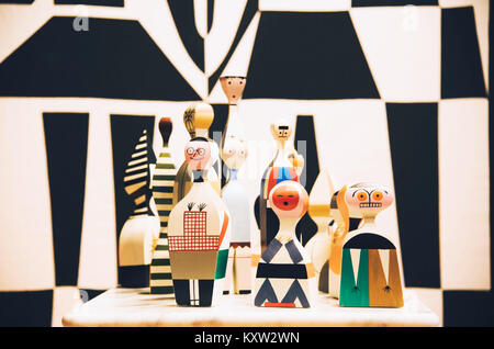WEIL AM RHEIN, ALLEMAGNE - le 26 novembre 2017 : Poupées en bâtiment VitraHaus. Vitra Campus. Banque D'Images