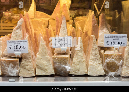 Parmessan ou fromage parmigianno, Parmigiano Reggiano d'Els dans une vitrine dans Bologne Italie Banque D'Images