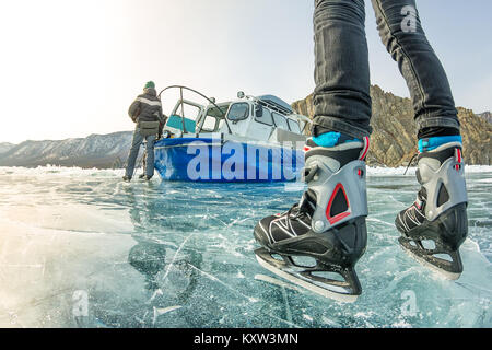 Pieds en patins à glace sur la glace et Baïkal, d'aéroglisseurs sur un coussin d'air. Banque D'Images