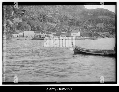 Cette photographie, prise depuis un bateau à Segelviken, dans le comté de Tromsø, en Norvège, montre la crique côtière, le terrain riverain et l'environnement maritime de la région. Banque D'Images