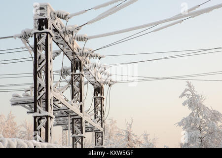 L'isolateur en verre sur la ligne électrique. D'isolateur de lignes haute tension électrique l'hiver Banque D'Images