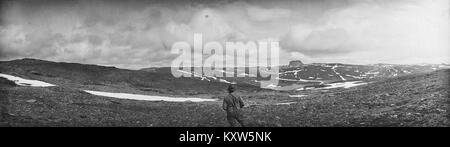 Une photographie de 1923 montrant une vue entre Loftsnuten et Vargen vers la région d'Omnkjeltrakten en Norvège, capturant des paysages montagneux et naturels. Banque D'Images