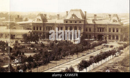 La Plaza Constitución II de Buenos Aires (1885-1898) a servi de terminus principal pour le Ferrocarril del Sud, avec une façade éclectique néo-Renaissance-victorienne avec des toits mansardés et une tour centrale de l'horloge du dôme, et a joué un rôle central dans l'expansion ferroviaire de la ville Estación. Banque D'Images