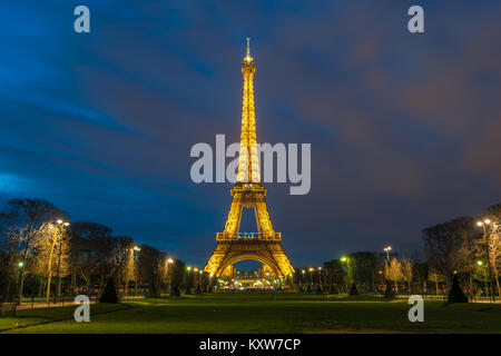 La Tour Eiffel (la tour Eiffel) sur le Champ de Mars à Paris, France Banque D'Images