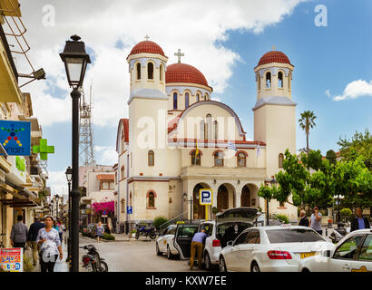 Rethymno, Grèce - 3 mai 2016 : attraction touristique est de l'Église orthodoxe de quatre témoins. Les touristes à pied les rues de la vieille ville. Une Méditerranée Banque D'Images