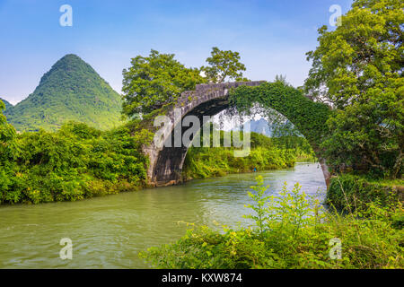 Yangshuo, Chine à la Dragon pont enjambant la rivière Li. Banque D'Images