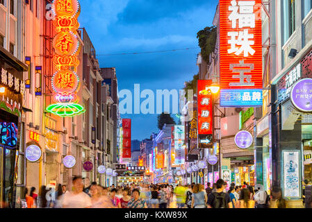 GUANGZHOU, CHINE - 25 MAI 2014 : les piétons traversent la rue piétonne Shangxiajiu. La rue est le principal quartier commerçant de la ville et d'une ma Banque D'Images