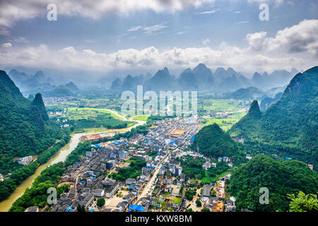 Guilin, Guangxi, Chine montagnes karstiques sur la rivière Li. Banque D'Images