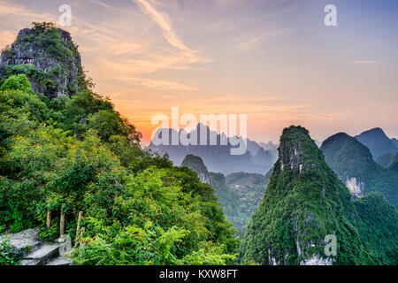 Guilin, Guangxi, Chine montagnes karstiques. Banque D'Images