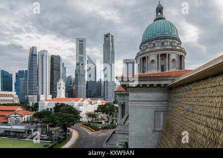 Quartier Central des Affaires de Singapour comme vu de la Galerie nationale de Singapour jardin sur le toit. La galerie est l'ancien édifice de la Cour suprême. Banque D'Images