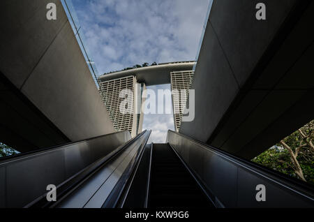 Marina Bay Sands majestueux vus de jardin par La Baie. Cette photo a été prise sur le pont de liaison entre ces deux célèbres tourisme privilégié. Banque D'Images