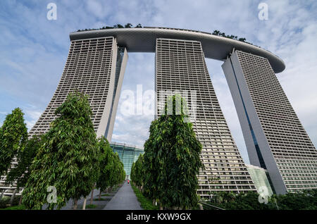 Marina Bay Sands majestueux vus de jardin par La Baie. Cette photo a été prise sur le pont de liaison entre ces deux célèbres tourisme privilégié. Banque D'Images