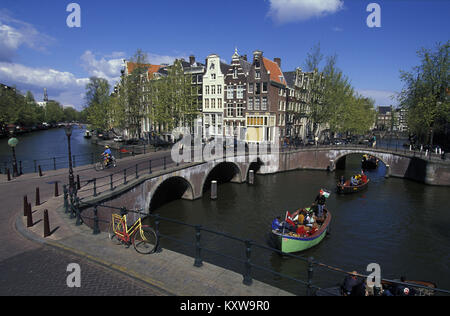 Les Pays-Bas, Amsterdam, traversée de canaux appelés Keizersgracht et Leidsegracht. Âge d'or des maisons. UNESCO World Heritage Site. Les petits bateaux. 17e Banque D'Images