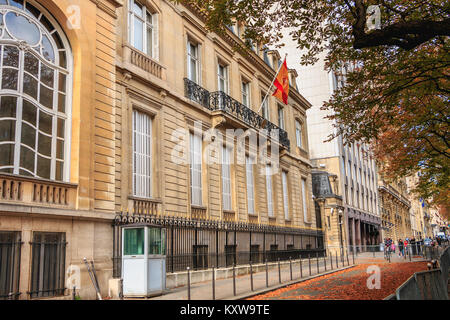 PARIS, FRANCE - 07 octobre 2017 : des détails architecturaux de la façade de l'ambassade d'Espagne à Paris, France Banque D'Images