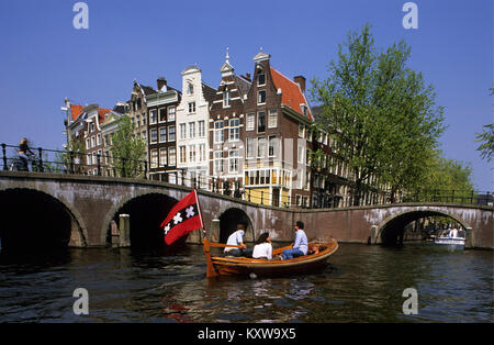 1515-12-04Les Pays-Bas, Amsterdam, âge d'or des maisons à canal appelé Keizersgracht. UNESCO World Heritage Site. 17e siècle. Bateaux et Amsterdam f Banque D'Images