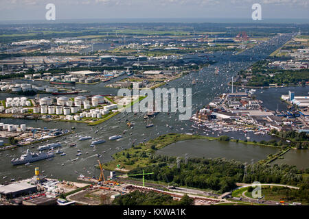 Les Pays-Bas, Amsterdam, bateau à voile, événement célébré tous les 5 ans. Voile de 2010. Vue aérienne de défilé des grands voiliers de Strand à Amsterdam par Banque D'Images