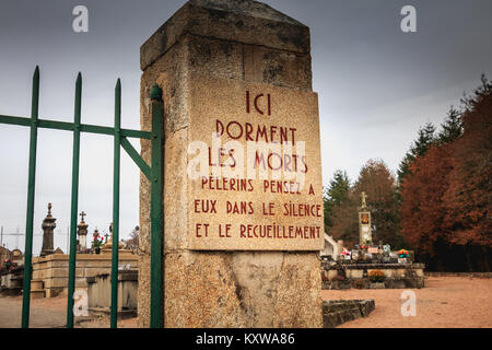ORADOUR SUR GLANE, FRANCE - 03 décembre 2017 : a l'entrée du cimetière une plaque de pierre où il est écrit - ici le sommeil léger pèlerins morts Banque D'Images