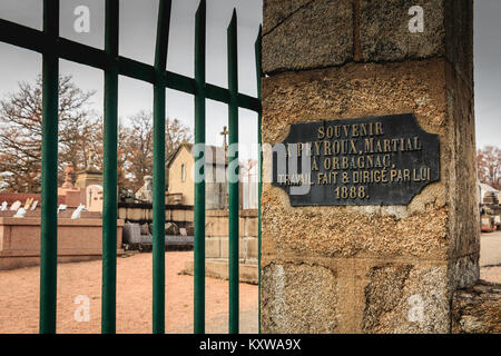 ORADOUR SUR GLANE, FRANCE - Décembre 03, 2017 : plaque commémorative à l'entrée du cimetière où il est écrit en français - souvenir de PEYRO Banque D'Images