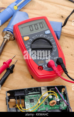 Multimètre numérique ou multicontrol ou multimètre multimètre électronique, un instrument de mesure qui combine plusieurs fonctions dans une seule unité de mesure. Banque D'Images