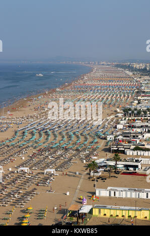 La plage de Rimini Italie Vue aérienne de la saison d'été Banque D'Images