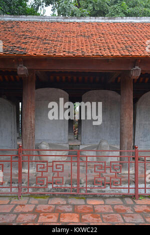 Hanoi, Vietnam - 14 décembre 2017. Les Stèles des médecins au sein du Temple de la littérature à Hanoi qui liste les noms et lieux de naissance de tous les graduat Banque D'Images