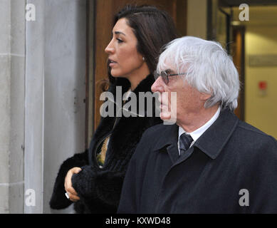 Tycoon Bernie Ecclestone et son épouse Fabiana Flosi quitter Londres centrale du tribunal de la famille, où sa fille Petra Ecclestone a la dernière audience dans son divorce, bataille avec ex-mari James Stunt. Banque D'Images