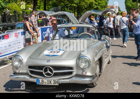 1955 Mercedes 300 SL COUPé' W198, Mille Miglia en ligne d'arrivée, Brescia, Italie 2017 Banque D'Images