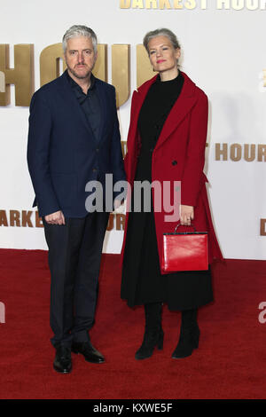 L'UK Premiere de 'Darkest Heure' tenue à l'Odeon Leicester Square - Arrivées avec : Anthony McCarten, Eva Maywald Où : London, Royaume-Uni Quand : 11 Déc 2017 Crédit : Mario Mitsis/WENN.com Banque D'Images