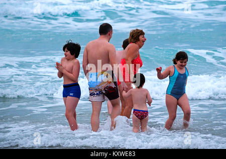 Famille de s'amuser ensemble dans la mer à newquay, Cornwall, Angleterre, Grande-Bretagne, Royaume-Uni, Banque D'Images