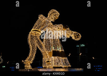 Figures de danseurs géant érigé pour le Festival Voyage à Noël 2017-2018, Moscou, Russie Banque D'Images