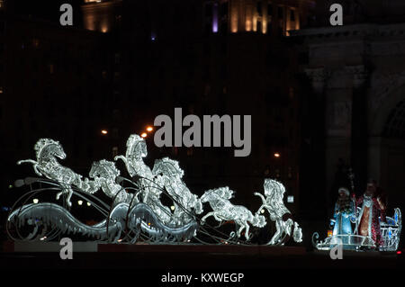 Les chiffres du géant Père Frost et la neige maiden équitation un traîneau de rennes érigée au Festival dans la ville d'hiver, Moscou, Russie Banque D'Images