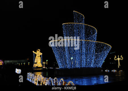 Figures de danseurs géant érigé pour le Festival Voyage à Noël 2017-2018, Moscou, Russie Banque D'Images