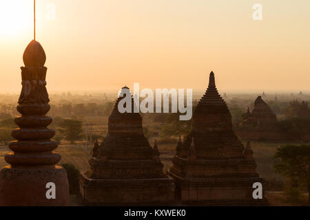 Vue panoramique de la plaine de Bagan avec de nombreux temples et pagodes à Bagan, Myanmar (Birmanie) au lever du soleil. Banque D'Images