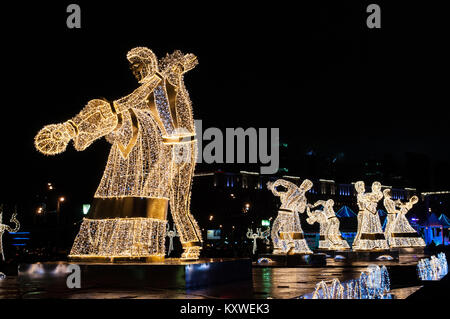 Figures de danseurs géant érigé pour le Festival Voyage à Noël 2017-2018, Moscou, Russie Banque D'Images