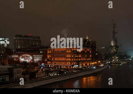 Vue sur l'ancien site de production de confiserie de la cathédrale pont, Moscou, Russie Banque D'Images