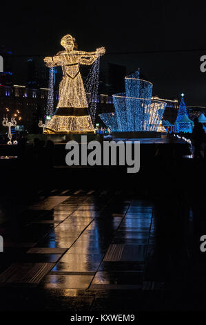 Figures de danseurs géant érigé pour le Festival Voyage à Noël 2017-2018, Moscou, Russie Banque D'Images