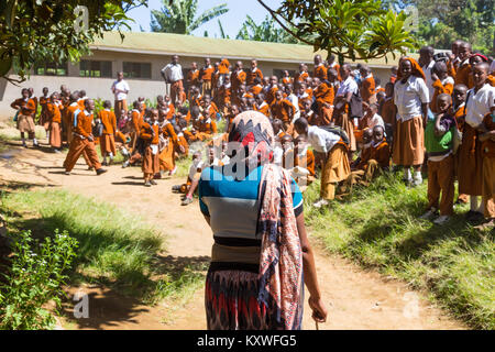 Les enfants en uniforme jouant dans l'cortyard de l'école primaire en zone rurale près d'Arusha, Tanzanie, Afrique. Banque D'Images