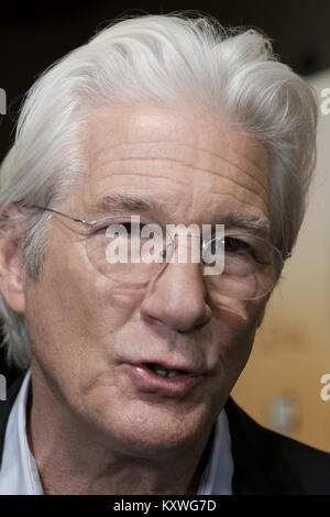L'acteur américain Richard Gere et son partenaire Alejandra Silva poser sur le tapis rouge, comme il arrive pour la première du film 'Le Dîner' de Madrid avec : Richard Gere Où : Madrid, Espagne Quand : 11 Déc 2017 Crédit : Oscar Gonzalez/WENN.com Banque D'Images