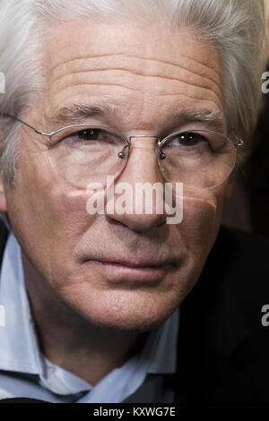 L'acteur américain Richard Gere et son partenaire Alejandra Silva poser sur le tapis rouge, comme il arrive pour la première du film 'Le Dîner' de Madrid avec : Richard Gere Où : Madrid, Espagne Quand : 11 Déc 2017 Crédit : Oscar Gonzalez/WENN.com Banque D'Images