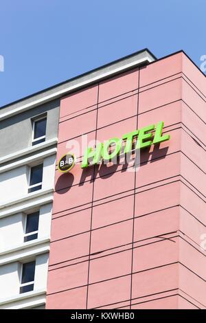 Grenoble, France - le 24 juin 2017 : B&B Hôtels bâtiment. B&B Hotels est une chaîne a commencé en Bretagne, France en 1990 Banque D'Images