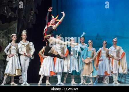 Essen, Allemagne. 10 janvier, 2018. Le Lac des cygnes, ballet composé par Piotr Ilitch Tchaïkovski, effectuée par l'État du Bélarus Ballet Bolchoï (réalisé par Yuri Trayan) au Stadthalle Wetzlar. Scène de bal costumé avec le bouffon (Takatoshi Machiyama). Crédit : Christian Lademann Banque D'Images