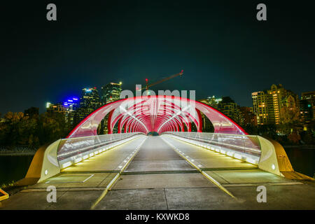 Pont de la paix avec Bow River et une partie de la ville de Calgary en Alberta au Canada nuit Banque D'Images