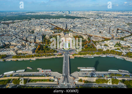 Vue sur la Seine, le Trocadéro et Paris à partir de la plate-forme de la Tour Eiffel à Paris, France au début de l'automne Banque D'Images