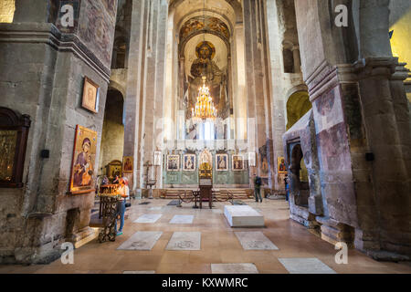 MTSKHETA (GÉORGIE) - 16 septembre 2015 : l'intérieur de la cathédrale de Svetitskhoveli. C'est une cathédrale orthodoxe de Géorgie Géorgie Mtskheta, situé dans Banque D'Images